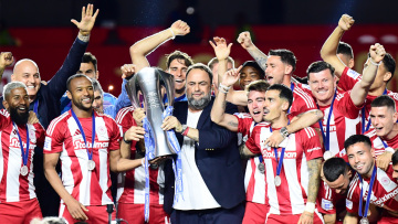 Στον ουρανό του Πειραιά η κούπα του 48ου πρωταθλήματος του Ολυμπιακού - Βίντεο, φωτογραφίες