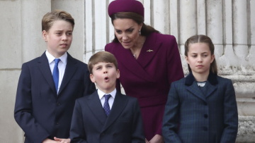 Νέο σόου από τον πρίγκιπα Λούις: Ξεσκόνιζε τον Ουίλιαμ και τρόλαρε τον αδερφό του για τα μαλλιά του, δείτε βίντεο