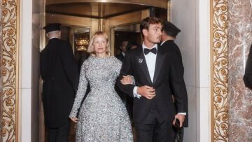 Πάμελα Άντερσον: Με τον μεγαλύτερο γιο της εμφανίστηκε στο Met Gala 2025 η ηθοποιός