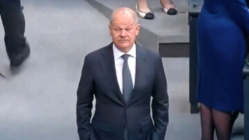 Γερμανία: Ξαφνιασμένος και ο Σολτς, φεύγει κουνώντας το κεφάλι από τη Bundestag - Δείτε βίντεο