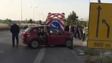 Αυτοκίνητο έπεσε σε φορτηγό που έβαζε σήμανση στην εθνική οδό Θεσσαλονίκης-Μουδανιών - Τραυματίστηκε ένας εργάτης