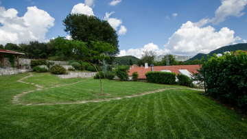 Το αρχοντικό που έγινε ξενώνας: Δύο αδέρφια έδωσαν νέα πνοή στο σπίτι των παππούδων τους στο Καλέντζι Ιωαννίνων