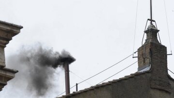 Τι κάνει τον καπνό στη Καπέλα Σιξτίνα μαύρο ή λευκό; Το μυστικό είναι στο ρετσίνι