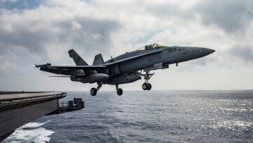 Αμερικανικό μαχητικό F-18 χτύπησε ιρανικό τάνκερ που κατευθυνόταν σε λιμάνι του Ιράν