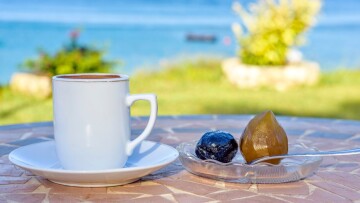 
Αγαπημένα γλυκά του κουταλιού από κάθε γωνιά της Ελλάδας, συνώνυμα της φιλοξενίας της