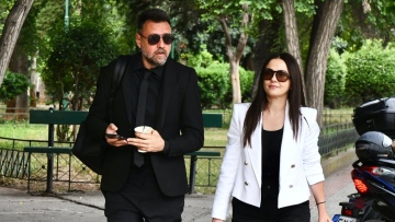 Στο δικαστήριο ο Μάνος Παπαγιάννης για την υπόθεση με τη Σοφία Παυλίδου - Στο πλευρό του η σύζυγός του, Αγγελική Δαλιάνη