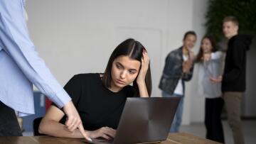 Πώς να διαχειριστείτε στη δουλειά έναν υπεύθυνο που προσπαθεί συνεχώς να σας ελέγξει
