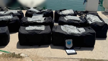 Γλυφάδα: Βρήκαν 194 κιλά κάνναβης σε ταχύπλοο σε παραλία - Δείτε φωτογραφίες
