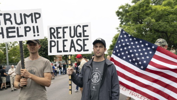 O Τραμπ φέρνει στις ΗΠΑ τους πρώτους λευκούς πρόσφυγες από Νότια Αφρική - Το αμφιλεγόμενο διάταγμά του