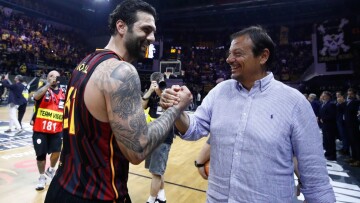 Στα Άνω Λιόσια ο Εργκίν Αταμάν, πανηγύρισε την πρόκριση της Γαλατάσαραϊ στον τελικό του BCL - Βίντεο 