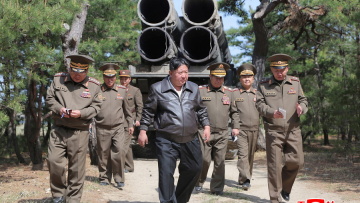 Ο Κιμ Γιονγκ Ουν επισκέφθηκε τη ρωσική πρεσβεία στην Πιονγκγιάνγκ για να τιμήσει την Ημέρα της Νίκης