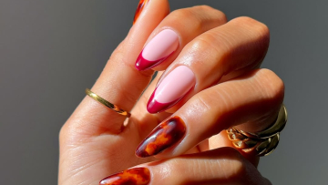 Italian Manicure: Η τεχνική που χαρίζει οπτικά πιο μακριά νύχια στη στιγμή

