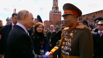 Βίντεο: Η στιγμή που ο Πούτιν πηγαίνει προς τον Βορειοκορεάτη στρατηγό και... τον αγκαλιάζει