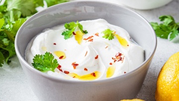 Σάλτσα φέτας: Το άλειμμα που λατρεύουμε να φτιάχνουμε