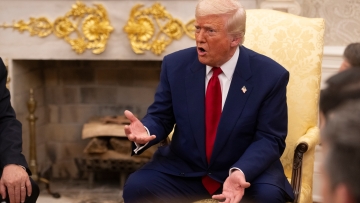 Αντίμετρα από Βρυξέλλες για τους δασμούς - Τι σημαίνει η συμφωνία Τραμπ με Βρετανία και το δίδυμο της Κίνας με τη Μόσχα