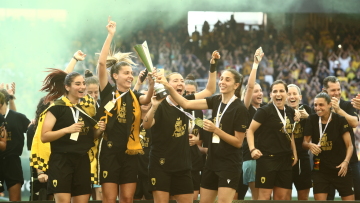 Σήκωσαν κούπα με ρεκόρ προσέλευσης και παρουσία Ηλιόπουλου οι ποδοσφαιρίστριες της ΑΕΚ - Βίντεο, φωτογραφίες 