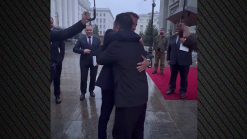 Θερμός εναγκαλισμός Μακρόν - Ζελένσκι: «Βασίσου πάνω μας φίλε μου» - Δείτε βίντεο
