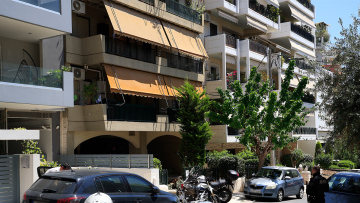 Έγκλημα στη Νέα Σμύρνη: Με μαχαίρωσε ο πατέρας μου, φώναζε ο 45χρονος πριν καταρρεύσει