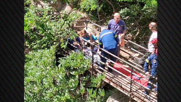 Το παιδί έπεσε από ύψος 25 μέτρων και χτύπησε σε δέντρο, λέει μάρτυρας για την τραγωδία στο φαράγγι της Νέδας