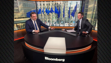 Πιερρακάκης στο Bloomberg: Η Ελλάδα σχεδιάζει να αποπληρώσει τα δάνεια διάσωσης 10 χρόνια νωρίτερα