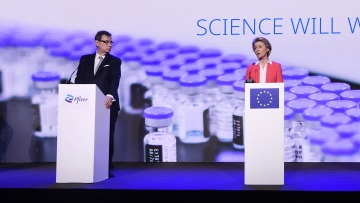 Το ευρωπαϊκό δικαστήριο αποφασίζει για τα SMS που αντάλλαξαν Ούρσουλα φον ντερ Λάιεν-Αλμπέρτ Μπουρλά για τα εμβόλια της Pfizer