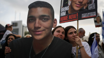 Ο Αμερικανοϊσραηλινός όμηρος που κρατούνταν από τη Χαμάς επέστρεψε στην οικογένειά του