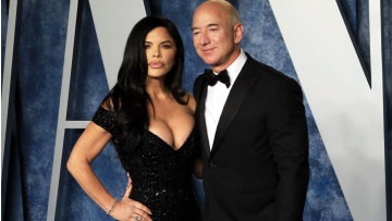 Λόρεν Σάντσεζ: Φλέρταρε με τις... αποκαλύψεις με το ανοιχτό ντεκολτέ σε βόλτα στο Μανχάταν
