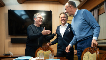 Το Ελιζέ διέψευσε ότι ο Μακρόν έκανε κοκαΐνη με τον Μερτς στο τρένο για το Κίεβο - Τα βίντεο που προκάλεσαν τις θεωρίες συνωμοσίας