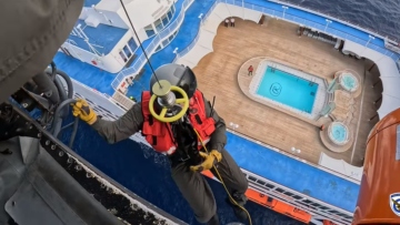 Ρόδος: Super Puma διέσωσε επιβάτη κρουαζιεροπλοίου, δείτε βίντεο