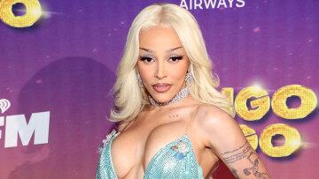 Η Doja Cat εμφανίστηκε με παραμόρφωση στο στήθος λόγω προβλήματος στο εμφύτευμα 