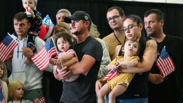 Η πρώτη ομάδα λευκών Νοτιοαφρικανών φτάνει στις ΗΠΑ στο πλαίσιο του προγράμματος προσφύγων του Τραμπ 