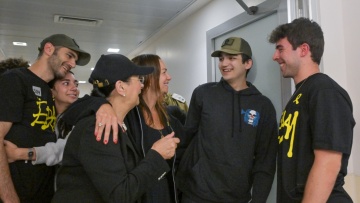 Βίντεο: Ο Αμερικανοισραηλινός όμηρος επανενώθηκε με την οικογένεια μετά από 584 ημέρες αιχμαλωσίας από τη Χαμάς