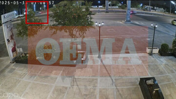 Τροχαίο στην Παραλιακή: Η στιγμή που το αυτοκίνητο «καρφώνεται» σε φανάρι - Δύο οι βαριά τραυματίες