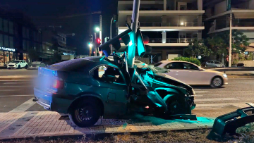 Τροχαίο με τέσσερις τραυματίες στην παραλιακή - Αυτοκίνητο καρφώθηκε σε φανάρι, δείτε βίντεο