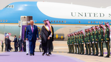 Ο Τραμπ στη Σαουδική Αραβία με Μασκ και Άλτμαν: Τον υποδέχθηκαν με ιππικό, τρομπέτες και μωβ χαλιά