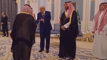 Ατελείωτη... ουρά για μια χειραψία με τον Τραμπ στη Σαουδική Αραβία - Δείτε βίντεο