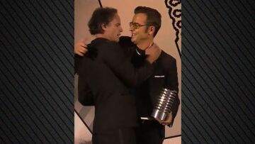 Γουόλτον Γκόγκινς: Το φιλί που αντάλλαξε με τον Τζάστιν Θερού στα Webby Awards - Δείτε βίντεο