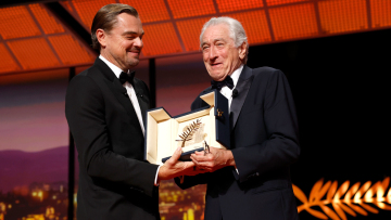 Ο Ντε Νίρο παρέλαβε τον τιμητικό Χρυσό Φοίνικα από τον Ντι Κάπριο στην τελετή έναρξης του Φεστιβάλ των Καννών