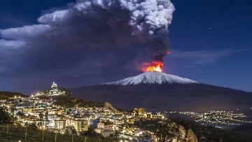 «Ξύπνησε» ξανά η Αίτνα εκτοξεύοντας μεγάλες ποσότητες λάβας και τέφρας - Εντυπωσιακές εικόνες 