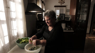 Μαγειρεύοντας γιαπράκια σε μια αυθεντική κουζίνα της Σαντορίνης