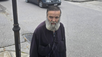 Θρήνος στην κηδεία της 52χρονης στη Λάρισα - Συντετριμμένος ο πατέρας της, «θέλω να ρωτήσω  τον εγγονό μου γιατί το έκανε», δείτε βίντεο