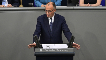 Μερτς: Θα φτιάξουμε τον ισχυρότερο στρατό στην Ευρώπη - Εθελοντική συνέχιση της εργασίας μετά τα 67 και αφορολόγητες υπερωρίες 