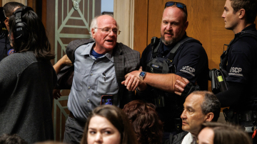 Βίντεο: Συνελήφθη ο συνιδρυτής της Ben & Jerry’s - Φώναξε υπέρ της Γάζας, τον έσπρωχναν μέσα στο Κογκρέσο 