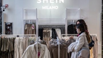 Το τέλος της fast fashion; «Υποχωρεί η κουλτούρα της αγοράς ενός ρούχου που θα φορέσουμε μόνο μία φορά»