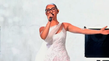 Κλαυδία: Δείτε την αλλαγή φορέματος στη σκηνή της Eurovision - Διέρρευσε βίντεο από την εμφάνιση της Ελλάδας