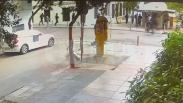 Δείτε βίντεο: Η στιγμή που άτομα βγαίνουν από τη Νομική μετά την επίθεση στον φοιτητή
