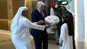 Ντόναλντ Τραμπ: Τον υποδέχτηκαν με στρατιωτικές τιμές και παραδοσιακούς χορούς στο Αμπού Ντάμπι