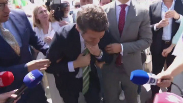 Βίντεο: Κατέρρευσε ο ηγέτης του ακροδεξιού κόμματος Chega σε προεκλογική συγκέντρωση στην Πορτογαλία