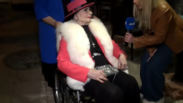 Η Ζωζώ Σαπουντζάκη εμφανίστηκε με αναπηρικό αμαξίδιο: Χτύπησα το πόδι μου, αλλά τώρα είμαι καλά, είπε 
