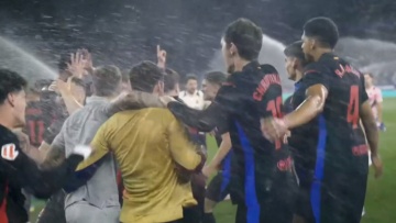Βίντεο:  Ούτε τα αυτόματα ποτιστικά χάλασαν τη γιορτή των παικτών της Μπαρτσελόνα για το 28ο 